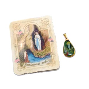 CM14007 - Cartão N. Sra. de Lourdes c/ Medalha - 7,5x6cm