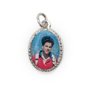 MD103850P10 - Medalha de Alumínio Oval Grande Prata c/ 10un. São Carlo Acutis - 2x1,3cm